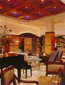 Web-hotel_giraffe_93439_0_08012007_0808361217_500