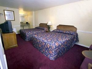 Rodeway Inn Lyons::Travelocity.com