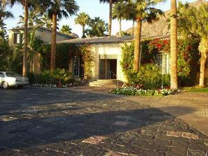 Web-3577526-front_entrance_of_hotel-phoenix