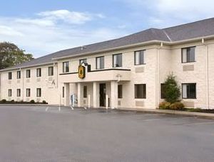 Super 8 Bedford::Travelocity.com