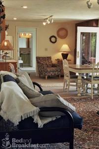 Fernbrook Beach House::BedAndBreakfast.com