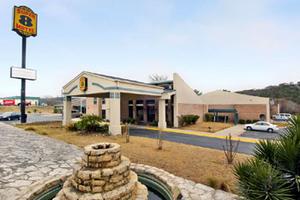 Super 8 Kerrville::Hotels.com