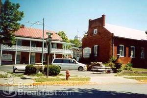 Harbor Haus Inn & Suites::BedAndBreakfast.com