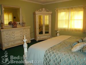 The Pecan Tree Inn of Hickory::BedAndBreakfast.com