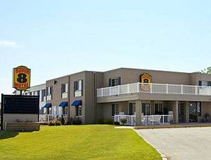 Super 8 Motel - Manitowoc::Expedia