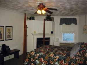 Web-1821470-clarion_htl_victorian_charm_inn-kanab