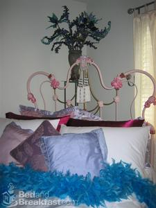 A Rhinestone Rose B&B::BedAndBreakfast.com