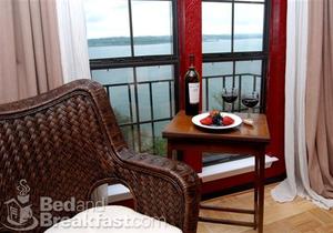 Lakehouse Bed and Breakfast::BedAndBreakfast.com