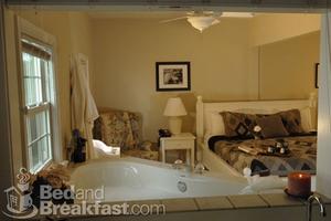 The Lakehouse Inn::BedAndBreakfast.com