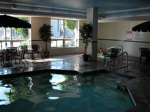 Web-silver_cloud_inn_lake_union_42732_0_07032006_2207210122_500