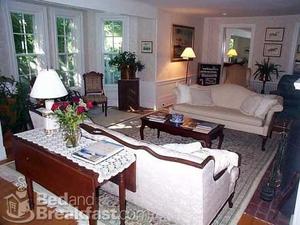 Chapoquoit Inn::BedAndBreakfast.com