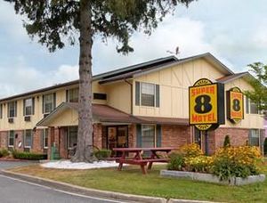 Super 8 Lee Berkshires Outlet Area::Travelocity.com