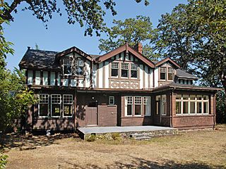 , 2028 Runnymede Av