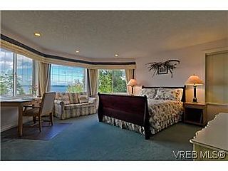 , 8626 Lochside Dr