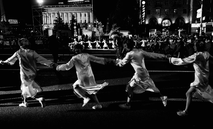nighttime ukrainian peace parade