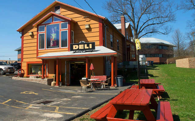 Hole_in_the_wall_deli_1_thumb_640x400