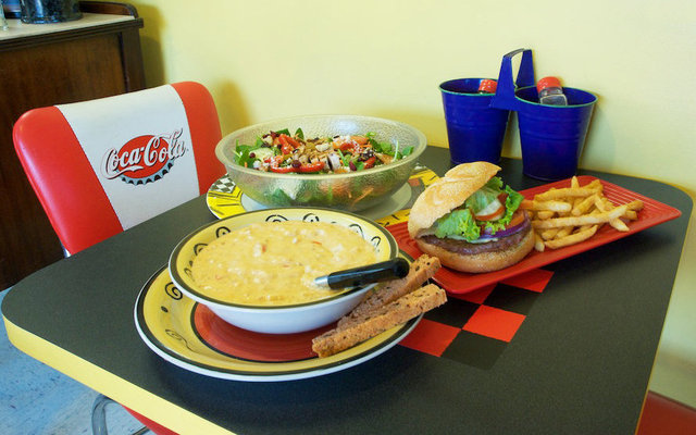 Hole_in_the_wall_deli_7_thumb_640x400
