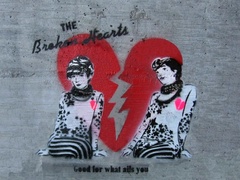 Broken_hearts_graffiti