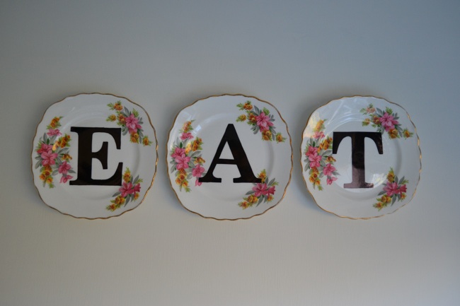 sign Old Dishes DIY - Sign