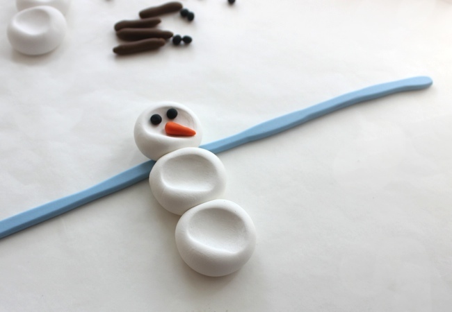 thumbprint-snowman Holiday Crafts for Kids - Thumbprint Snowman
