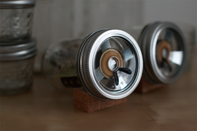 detail DIY Mason Jar Speakers - Detail