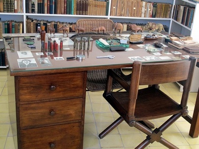 Flickr-savannahgrandfather-Bruce-Tuten-Hemingway-Finca-Vigia-Desk-copy