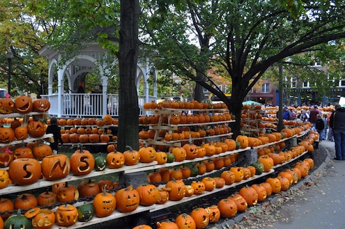 NewEnglandPhotos.blogspot-Pumpkins at the center Pumpkin Festivals - Town Square in Keene, NH