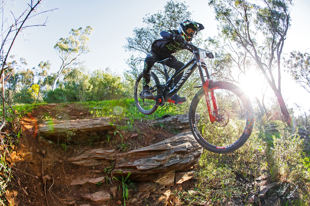 Canyon Sender CFR gives full carbon DH 