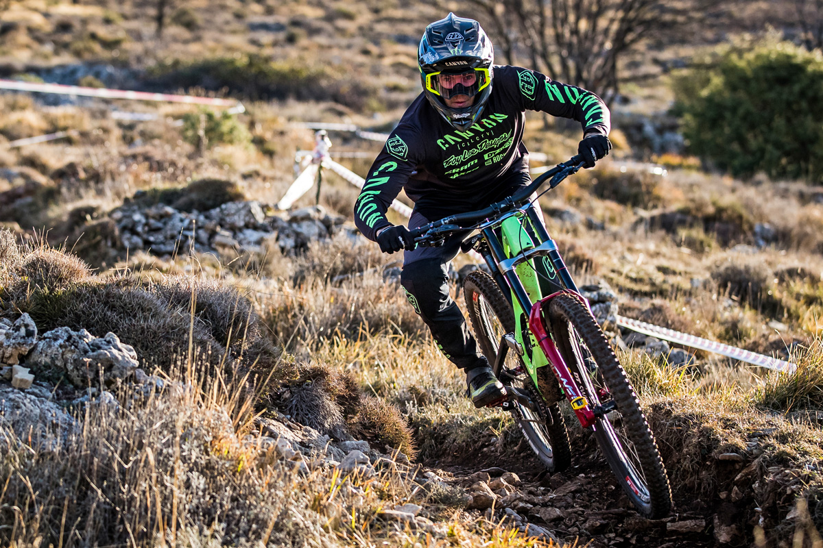 Canyon Sender CFR gives full carbon DH 