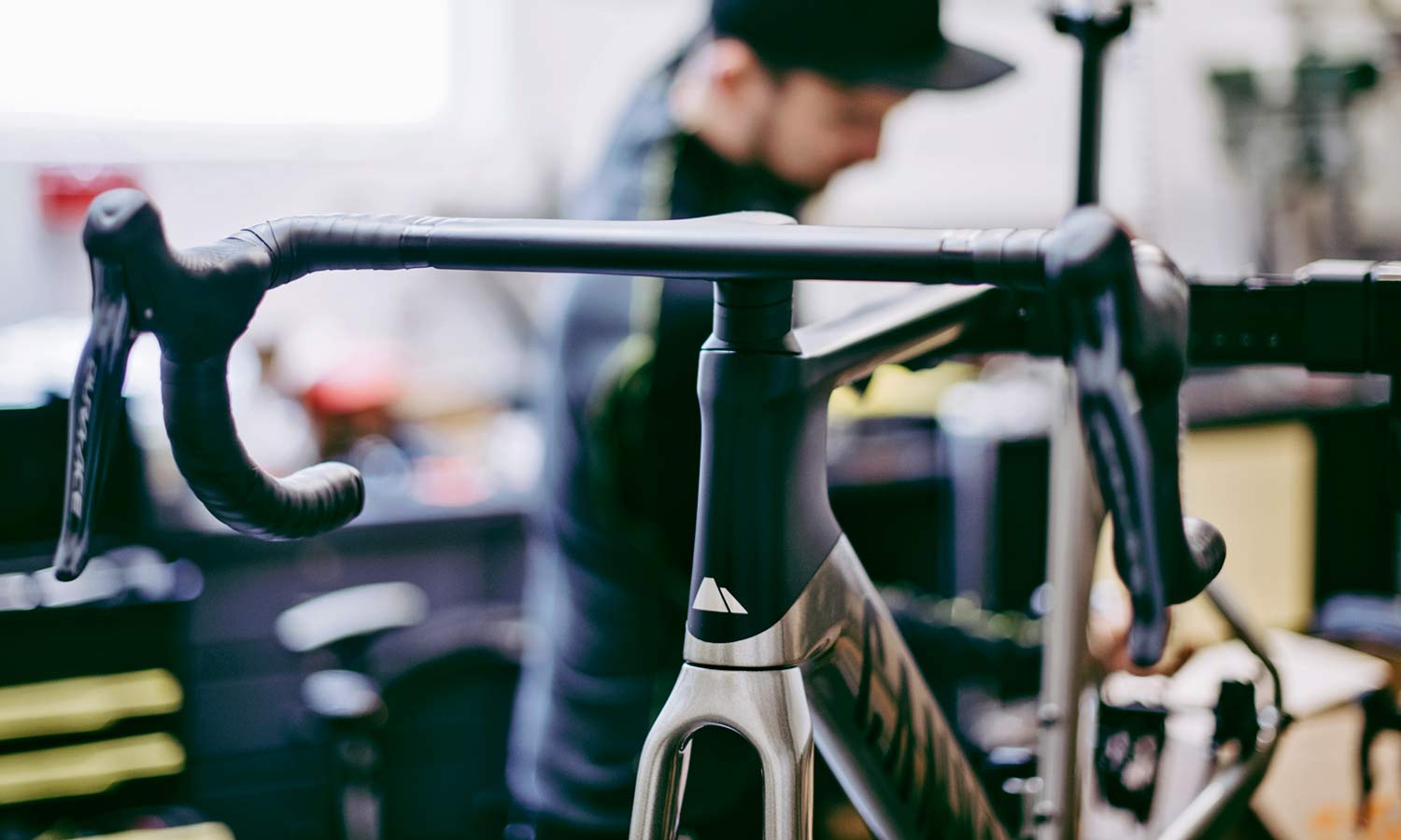 2021 Canyon Aeroad carbon aero road bike, detail cockpit photo by René Zieger
