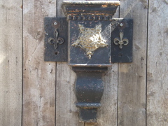 Rain Hopper With English Rose And Fleur De Lis Motives.