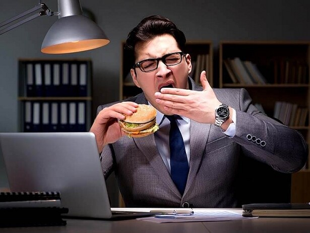 Thức đêm có ảnh hưởng đến cân nặng không? Các nguy cơ bệnh tật từ việc ăn vặt trước khi đi ngủ | Việt Nam Mới