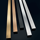 A família na moda do canal do chuveiro adiciona destaques com uma escala das cores