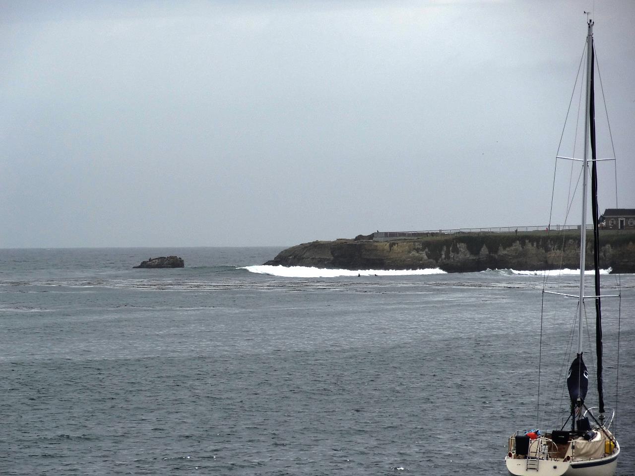 Those rough days I mentioned... This is where I was then. Steamer Lane at Light House Point is exposed to giant waves coming in a straight line from the whole Pacific Ocean from Antarctica or Japan. That means, you always get surprises.