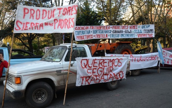 Productores hortícolas frente a la Municipalidad
