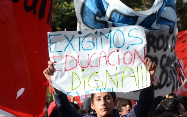 Estudiantes protestaron frente al Municipio en reclamo de mejoras edilicias