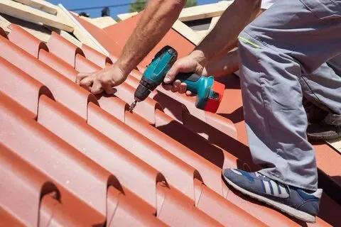 Covering Your Roof: The Benefits of Felt Installation