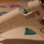 como usar una pistola de pegamento caliente