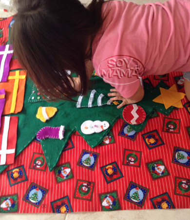 1 Jugando con Arbol de Navidad de Fieltro