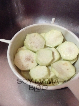 Enjuagar berenjenas con agua