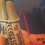 Tejer pulsera de ligas sin Rainbow loom con aguja de crochet y dos plumones