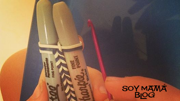 Tejer pulsera de ligas sin Rainbow loom con aguja de crochet y dos plumones