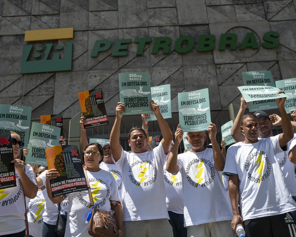Protesters in front of Petrobras headquarters, demonstrating against corporate policies affecting small fishing territories in Brazil.