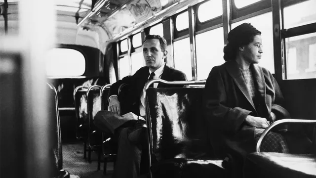 Rosa Parks sitzt in einem Bus