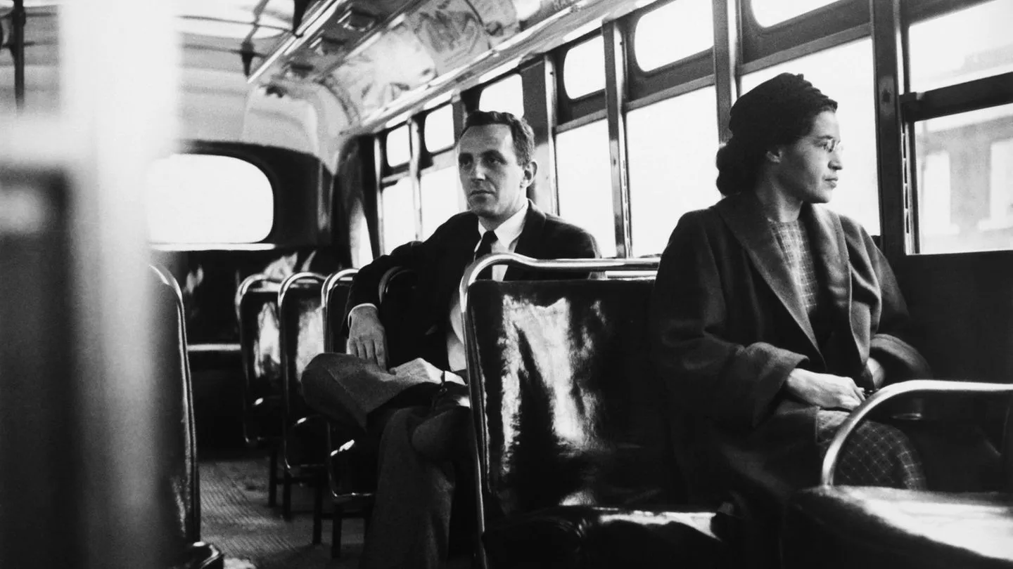 Rosa Parks sitzt in einem Bus