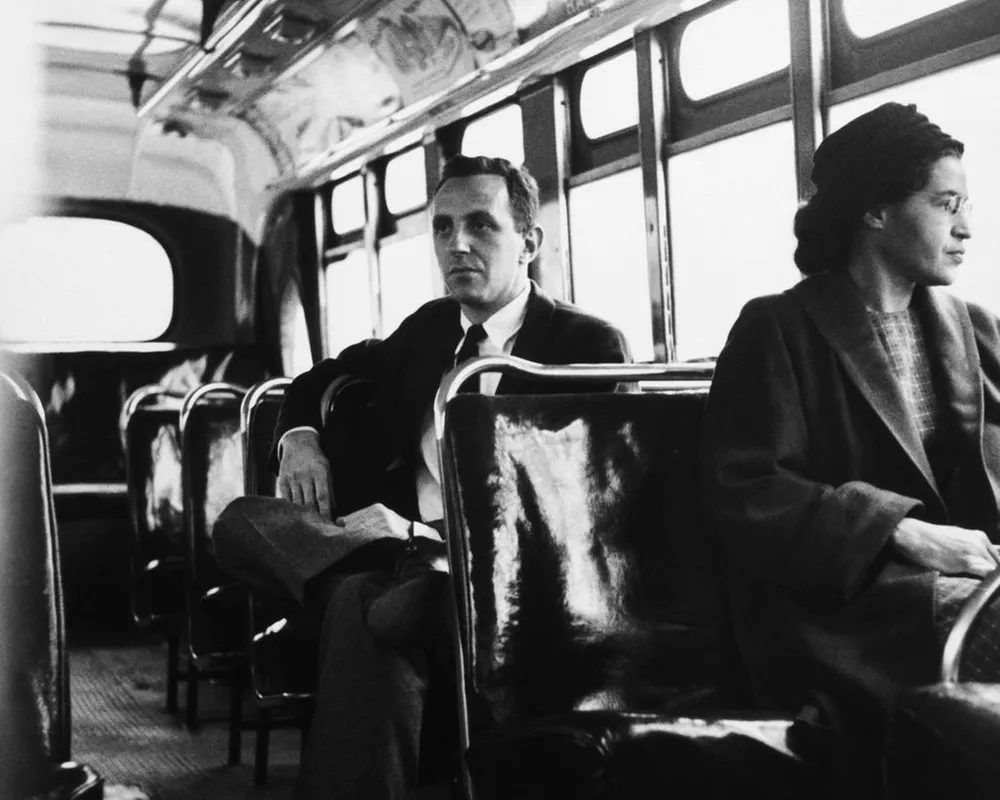 Rosa Parks sitzt in einem Bus