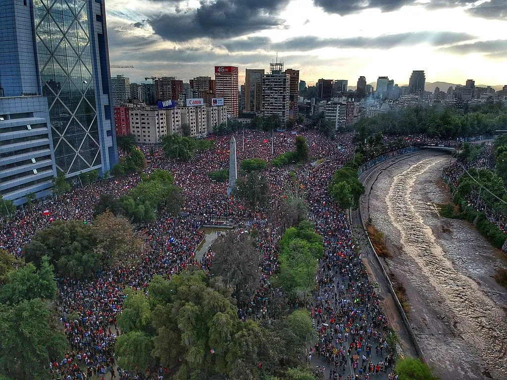 1024px-Marcha_Mas_Grande_De_Chile_2019_Plaza_Baquedano_Drone.jpg