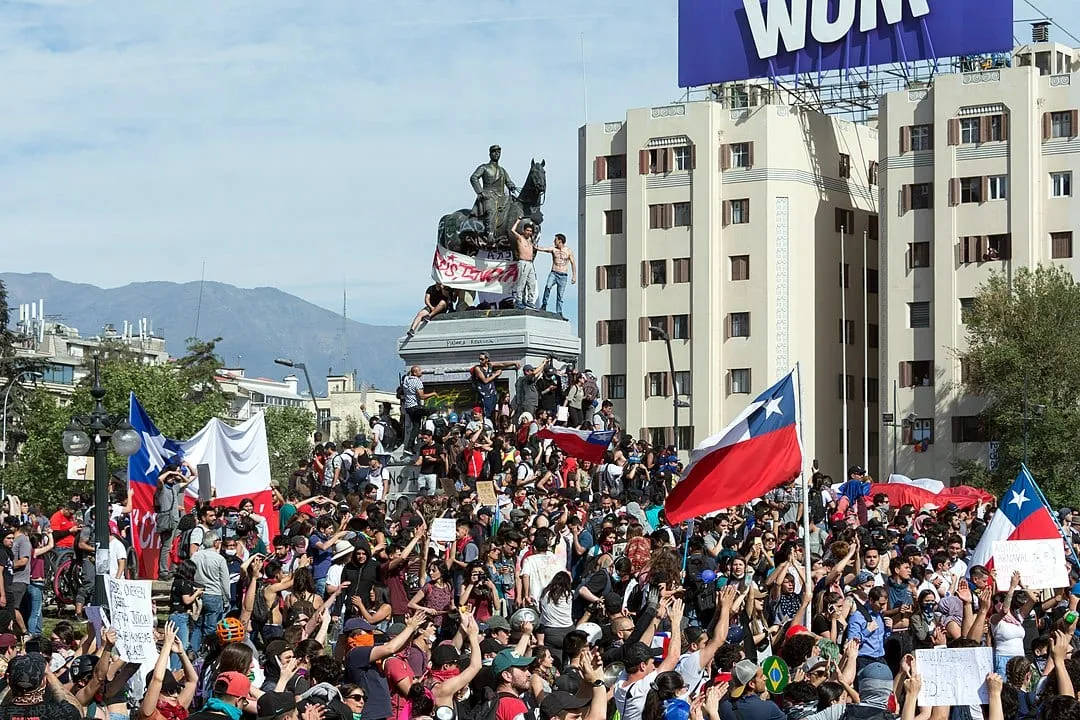 1080px-Protestas_en_Chile_20191022_07.jpg
