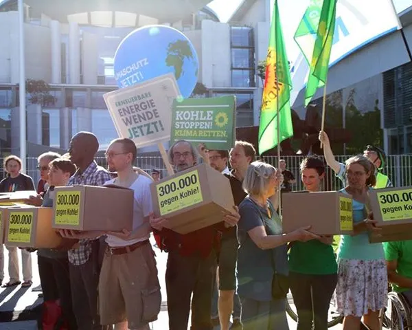 On 1 July, 500 people gathered outside the German Chancellery to deliver 300.000 signatures against coal.