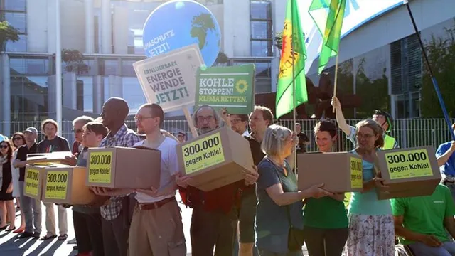 On 1 July, 500 people gathered outside the German Chancellery to deliver 300.000 signatures against coal.
